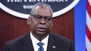 ARCHIVO - El secretario de Defensa de Estados Unidos, Lloyd Austin, habla en una reunión virtual con el Grupo de Contacto de Defensa de Ucrania, el 22 de noviembre de 2023, en el Pentágono, en Washington. (AP Foto/Cliff Owen, archivo)