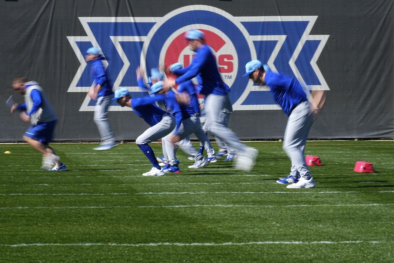 Jugadores de los Cachorros de Chicago corren durante un ejercicio en los entrenamientos de primavera de las Grandes Ligas en Meza, Arizona el 14 de febrero del 2024. (AP Foto/Matt York)