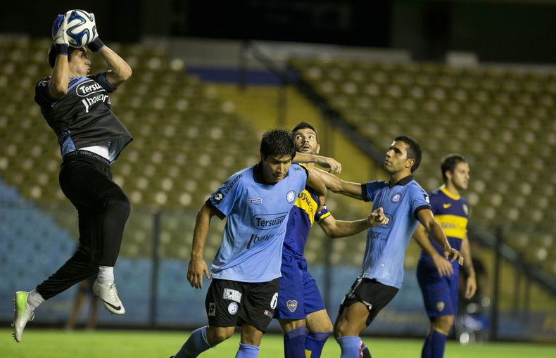 El arquero de Belgrano, Pablo Heredia, se apodera del bal&oacute;n, durante el partido contra Boca Juniors disputado el domingo 16 de febrero de 2014 (AP Foto/Eduardo Di Baia)
