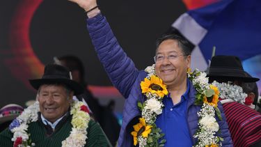 El presidente boliviano Luis Arce, a la derecha, saluda a sus partidarios en un acto de celebración por los 29 años de la fundación del partido oficialista, el Movimiento al Socialismo (MAS), en La Paz, Bolivia, el jueves 28 de marzo de 2024. (AP Foto/Juan Karita)