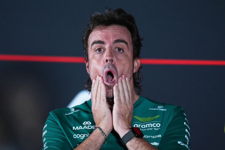 El piloto de Aston Martin, el español Fernando Alonso, asiste a una conferencia de prensa previa al Gran Premio de España de Fórmula 1, en Madrid, España, el jueves 10 de septiembre de 2026. (Foto AP/Manu Fernandez)