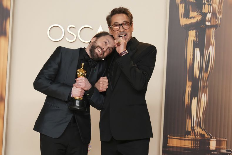 Kieran Culkin, izquierda, ganador del premio a la mejor actor de reparto por A Real Pain, posa con Robert Downey Jr. en la sala de prensa de los Oscar el domingo 2 de marzo de 2025 en el Dolby Theatre de Los Ángeles. (Foto Jordan Strauss/Invision/AP)