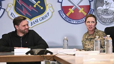 El vicepresidente JD Vance escucha a la coronel Susan Meyers, durante una sesión informativa en la Base Espacial Pituffik, en Groenlandia, el viernes 28 de marzo de 2025. (Jim Watson/Pool via AP)