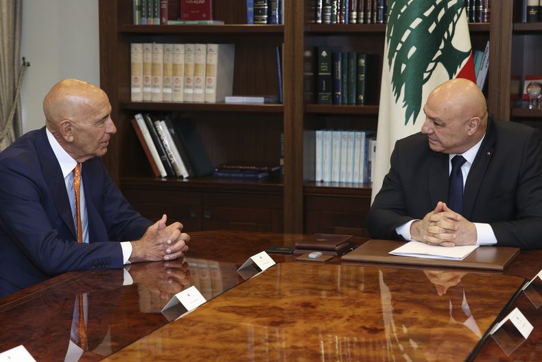 Foto difundida por el Departamento de Prensa de la Presidencia Libanesa que muestra al presidente libanés Joseph Aoun (der) con el enviado estadounidense Tom Barrack en Baabda, al este de Beirut, el 7 de julio del 2025. (Departamento de Prensa de la Presidencia Libanesa via AP)