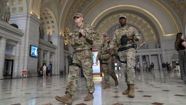 Integrantes de la Guardia Nacional de Luisiana patrullan Union Station, el sábado 30 de agosto de 2025, en Washington. (AP Foto/José Luis Magaña)
