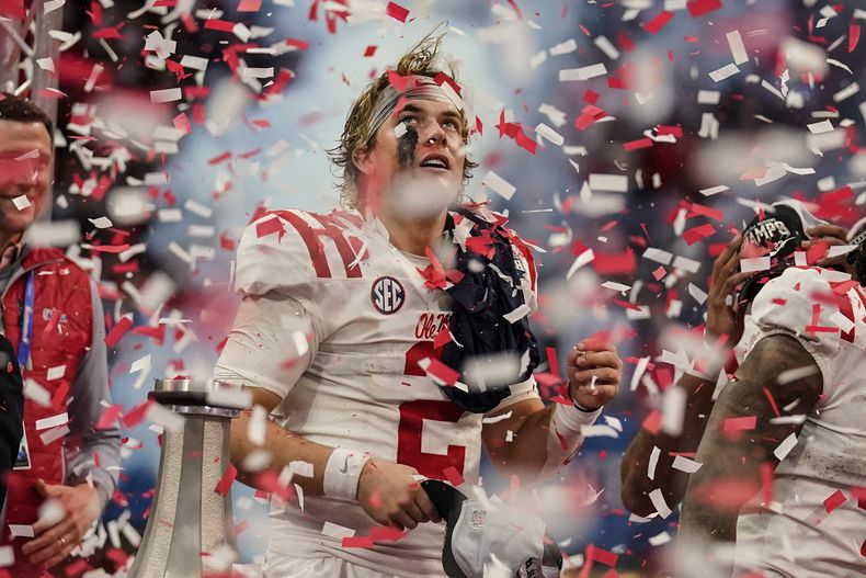 Jaxson Dart, quarterback de Mississippi, festeja el triunfo sobre Penn State en el Peach Bowl, el sábado 30 de diciembre de 2023 (AP Foto/Brynn Anderson)