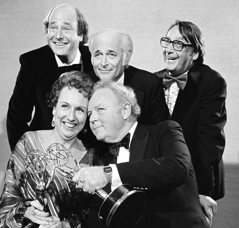 ARCHIVO - Los actores Jean Stapleton, sentada a la izquierda, y Carroll OConnor, sentado a la derecha de All in the Family con sus premios Emmy a mejor actriz y actor en una serie de comedia posan con Rob Reiner, quien ganó el premio a mejor actor de reparto en una serie de comedia, de pie a la izquierda, el productor Norman Lear, y el productor ejecutivo Mort Lachman, de pie a la derecha, en Los Ángeles el 18 de septiembre de 1978. Lear, el guionista, director y productor que revolucionó la televisión en horario estelar con All in the Family, The Jeffersons y Maude, falleció el martes 5 de diciembre de 2023. Tenía 101 años. (Foto AP, archivo)