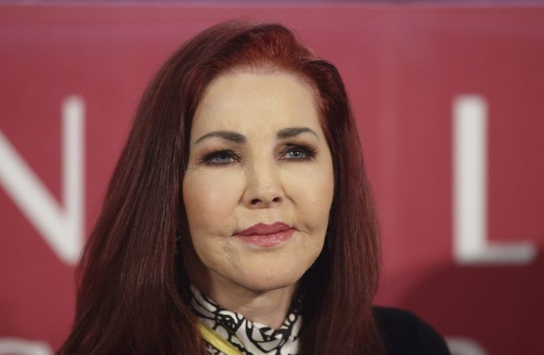 ARCHIVO - Priscilla Presley asiste a una conferencia de prensa en el baile de la Ópera de Viena en Viena, Austria, el 7 de febrero de 2024. (Foto AP/Heinz-Peter Bader, archivo)