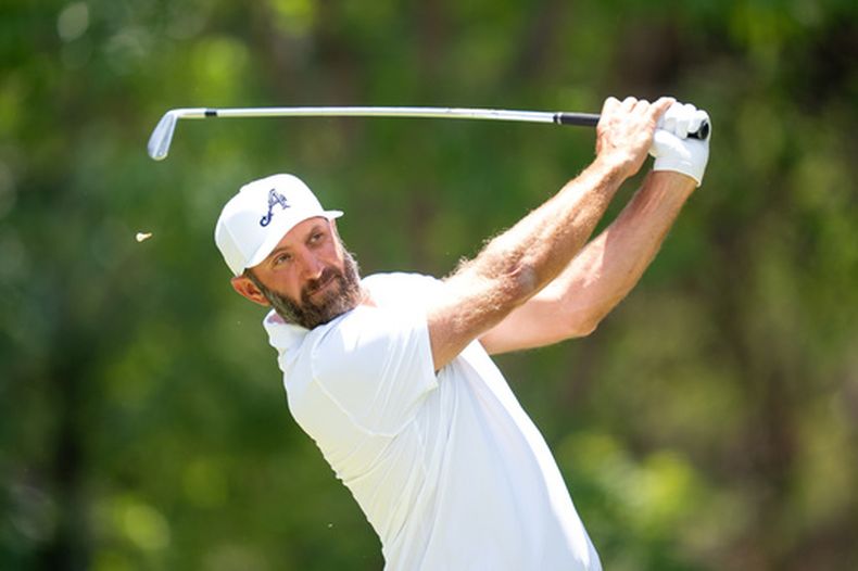 Dustin Johnson despeje en el tee del octavo hoyo durante la tercera ronda del torneo de LIV Golf, el sábado 18 de abril de 2026, en Naucalpán, México. (Mateo Villalba/LIV Golf vía AP)