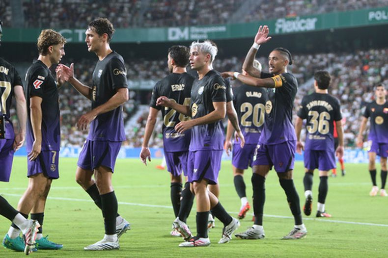 Fermín López (izquierda) celebra tras anotar el quinto gol del Barcelona ante Elche en la Liga española, el domingo 23 de agosto de 2026, en Elche. (AP Foto/Alberto Saiz)