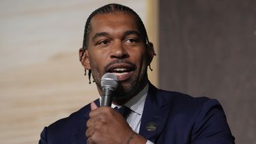 Julius Peppers habla en una conferencia tras su nombramiento como miembro del Salón de la Fama, el jueves 8 de febrero de 2024 (AP Foto/Godofredo A. Vásquez)