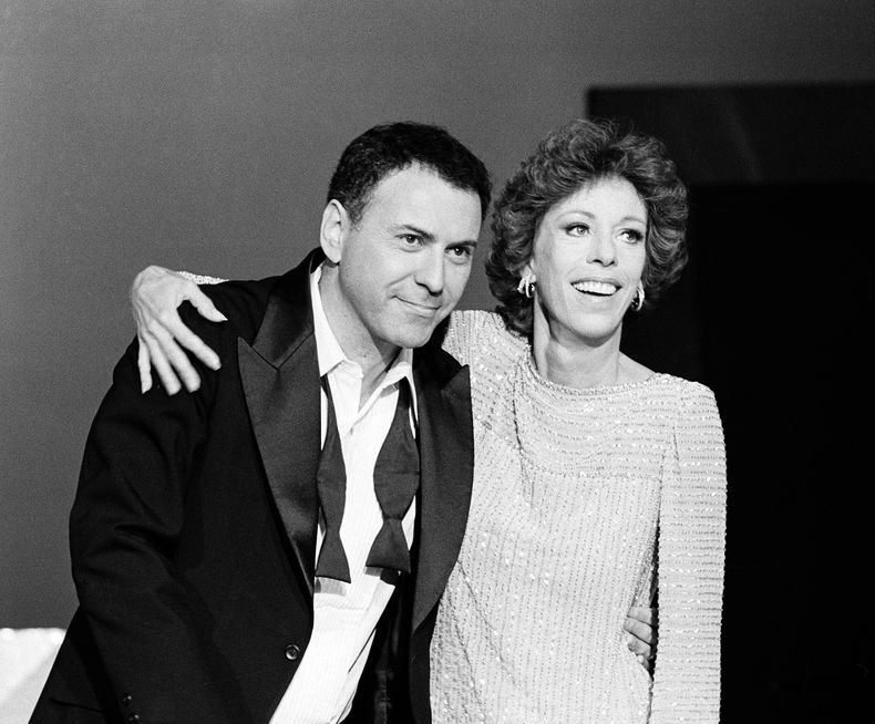 ARCHIVO - La comediante Carol Burnett y el actor Alan Arkin dyrante la filmación de un especial de Carol Burnett Show en Los Angeles el 10 de agosto de 1979. Arkin, el actor de carácter que demostró su versatilidad en la comedia y el drama al recibir recibió cuatro nominaciones al Premio de la Academia y ganó un Oscar en 2007 por Little Miss Sunshine, falleció a los 89 años. (Foto AP/George Brich, archivo)