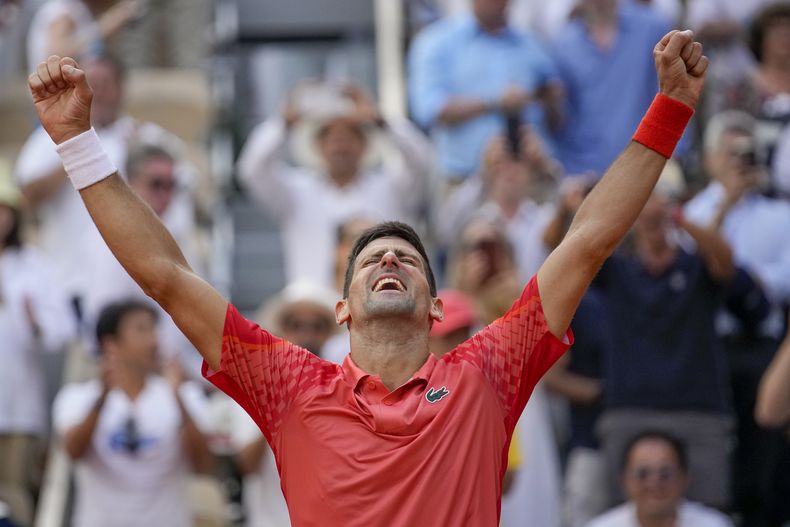 Novak Djokovic celebra tras derrotar a Casper Ruud en la final del Abierto de Francia, el domingo 11 de junio de 2023, en París. (AP Foto/Christophe Ena)