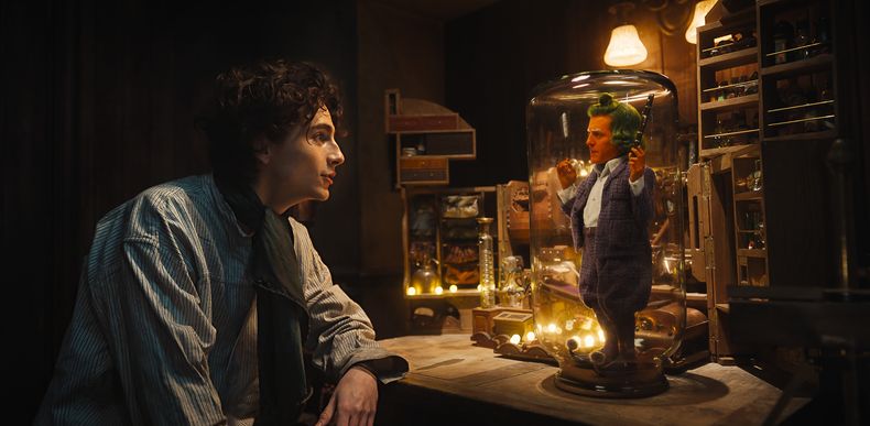 En esta imagen proporcionada por Warner Bros. Pictures, Timothee Chalamet, izquierda, y Hugh Grant en una escena de Wonka. (Warner Bros. Pictures vía AP)