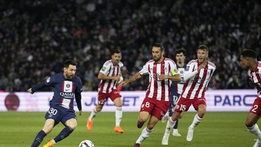 Lionel Messi del París Saint-Germain controla el balón durante un partido de liga ante Ajaccio, el sábado 13 de mayo de 2023, en París. (AP Foto/Michel Euler)