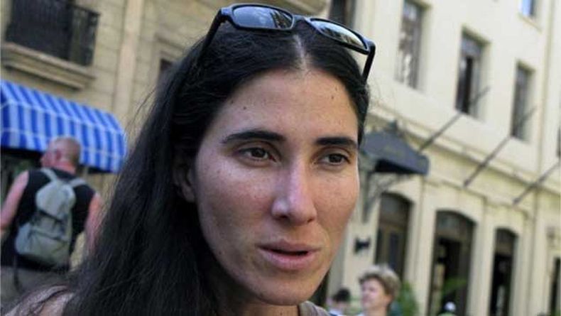 "Los venezolanos están dando una batalla en las redes sociales que es un ejemplo, realmente de una creatividad, una constancia y una efectividad que vale la pena imitar", indicó la bloguera opositora cubana