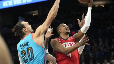 Rockets remontan 16 puntos y derrotan 122-121 a Suns