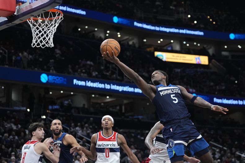 Anthony Edwards, base de los Timberwolves de Minnesota, salta para encestar en el partido del miércoles 24 de enero de 2024, ante los Wizards de Washington (AP Foto/Mark Schiefelbein)