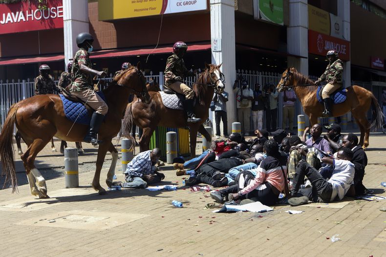 Policías a caballo rodean a manifestantes durante protestas contra los secuestros en Nairobi, Kenia, el lunes 30 de diciembre de 2024. (AP Foto/Andrew Kasuku)