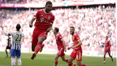 Serge Gnabry festeja tras anotar el primer gol del Bayern Múnich en la victoria 2-0 ante Hertha Berlín en la Bundesliga, el domingo 30 de abril de 2023, en Múnich. (AP Foto/Matthias Schrader)