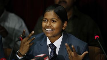 americateve | Malavath Poorna, de 13 a&ntilde;os, se convirti&oacute; en la ni&ntilde;a m&aacute;s joven en ascender al Everest, inform&oacute; una organizaci&oacute;n el mi&eacute;rcoles 6 de junio de 2014. (Foto AP/Saurabh Das)