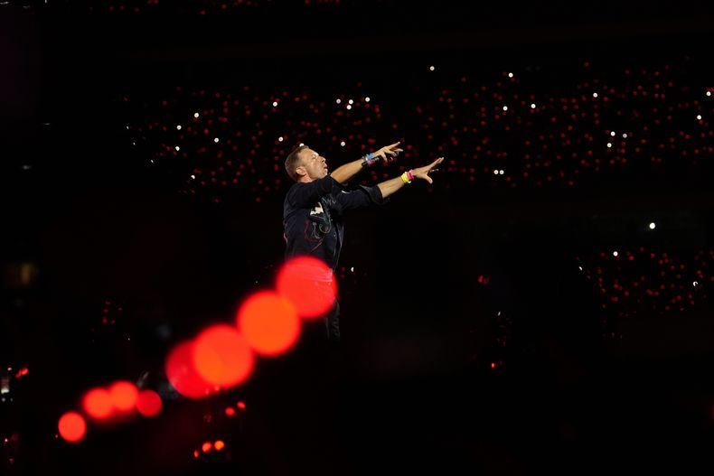 ARCHIVO - Chris Martin, vocalista de Coldplay, se presenta durante la gira mundial Music Of The Spheres de la banda en el estadio deportivo D. Y. Patil en Navi Mumbai, el sábado 18 de enero de 2025. (AP Foto/Rajanish Kakade, archivo)