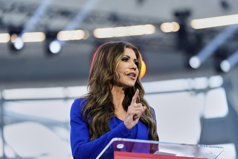 La secretaria de Seguridad Nacional, Kristi Noem, pronuncia un discurso durante la Conferencia de Acción Política Conservadora, el martes 27 de mayo de 2025, en Jasionka, Polonia. (AP Foto/Alex Brandon, Archivo)