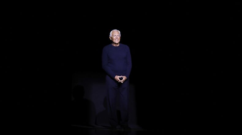 ARCHIVO - El diseñador de moda italiano Giorgio Armani reconoce los aplausos después de presentar la colección masculina Otoño-Invierno 2016-2017 de Emporio Armani, parte de la Semana de la Moda de Milán, revelada en Milán, Italia, el 18 de enero de 2016. (Foto AP/Luca Bruno, archivo)