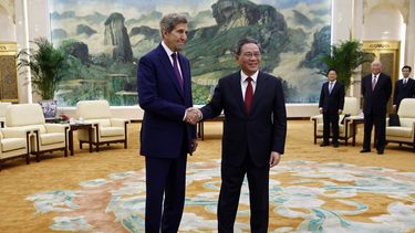 El representante especial de clima John Kerry, a la izquierda, y el primer ministro de China, Li Qiang, se estrechan la mano antes de una reunión en el Gran Salón del Pueblo en Beijing el martes 18 de julio de 2023. (Florence Lo/Pool Foto via AP)