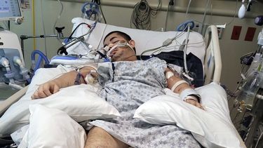 En la imagen, proporcionada por Ana L Vázquez, aparece Victor Pérez en un hospital de Pocatello, Idaho. (Ana L Vázquez vía AP)