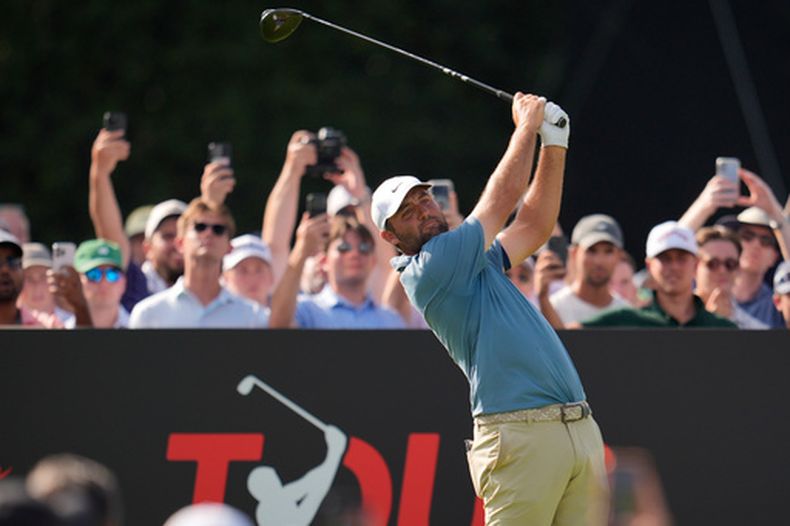 Scottie Scheffler tira en el hoyo 18 en la ronda final del Campeonato de la PGA el domingo 30 de agosto del 2026. (AP Foto/Mike Stewart)