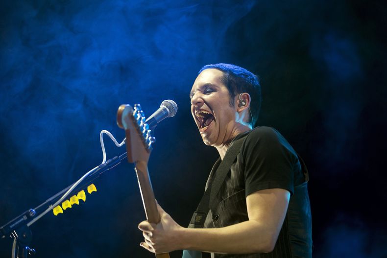 Brian Molko de la banda de rock británico Placebo en Budapest, Hungría, el 11 de noviembre de 2016. (Balazs Mohai/MTI via AP)