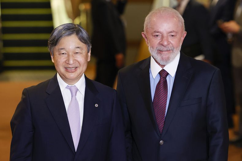 El emperador de Japón, Naruhito, a la izquierda, y el presidente de Brasil, Luiz Inácio Lula da Silva, posan para una fotografía en el Hotel Imperial, el jueves 27 de marzo de 2025, en Tokio. (Rodrigo Reyes Marin/Pool Photo vía AP)
