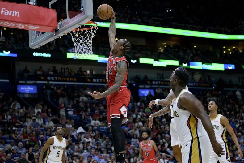 El alero de los Bulls de Chicago DeMar DeRozan clava el balón frente a jugadores de los Pelicans de Nueva Orleans en el encuentro de la NBA del domingo 25 de febrero del 2024. (AP Foto/Matthew Hinton)