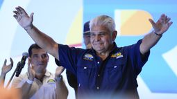 El candidato presidencial de Realizando Metas, José Raúl Mulino, celebra tras ganar las elecciones generales, en Ciudad de Panamá, el domingo 5 de mayo de 2024. (AP Foto/Matías Delacroix)