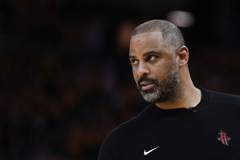 ARCHIVO - El entrenador en jefe de los Rockets de Houston, Ime Udoka, observa durante la segunda mitad del Juego 6 de una serie de playoffs de primera ronda de baloncesto de la NBA contra los Warriors de Golden State en San Francisco el 2 de mayo de 2025. (AP Foto/Godofredo A. Vásquez, Archivo)