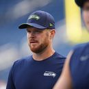 El QB de los Seahawks de Seattle, Sam Darnold (izquierda), camina por el campo durante el calentamiento previo a un partido de la NFL contra los Patriots de Nueva Inglaterra el miércoles 9 de septiembre de 2026, en Seattle. (Foto AP/Lindsey Wasson)