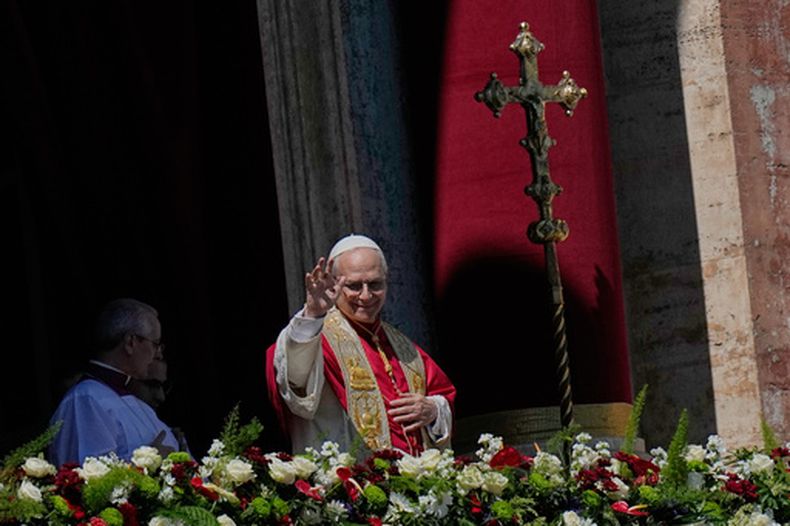 El papa León XIV se dirige a los fieles tras ofrecer la bendición Urbi et Orbi (a la ciudad y al mundo en latín) desde la logia central de la basílica de San Pedro al final de la misa de Pascua en la plaza de San Pedro del Vaticano, el domingo 5 de abril de 2026. (AP Foto/Alessandra Tarantino)