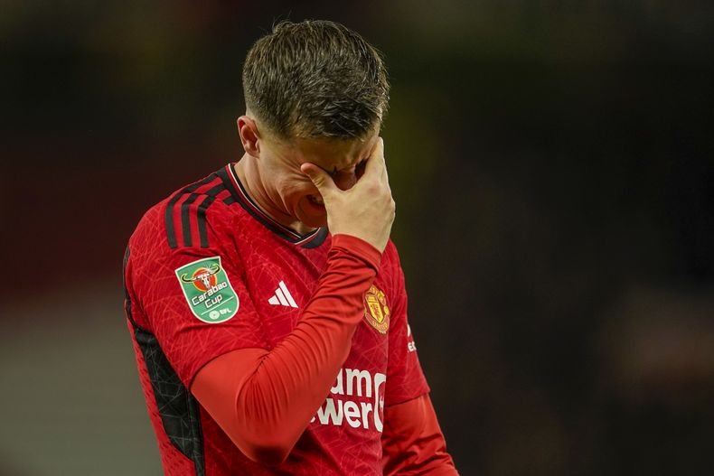 Mason Mount, del Manchester United, abandona la cancha tras la derrota ante el Newcastle en un partido de la Copa de la Liga, el miércoles 1 de noviembre de 2023 (AP Foto/Dave Thompson)