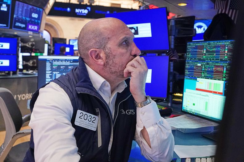 El especialista James Denaro trabaja en su puesto en la sala de operaciones de la Bolsa de Nueva York, el lunes 20 de abril de 2026. (AP Foto/Richard Drew)