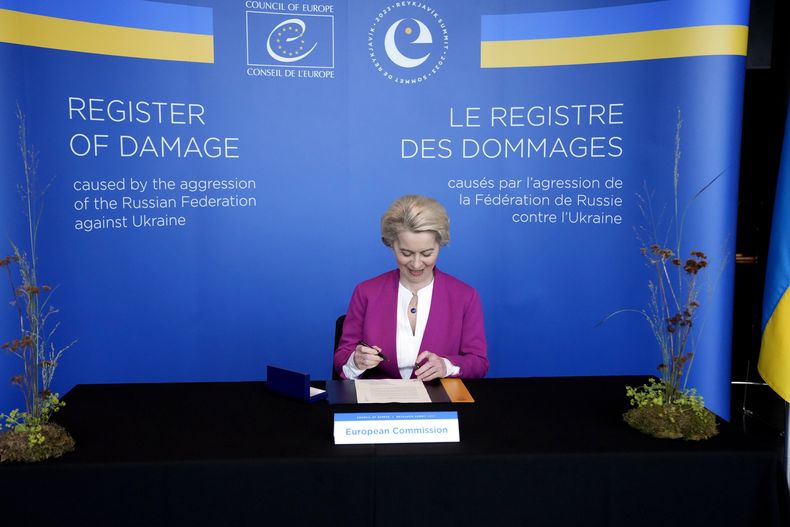 La presidenta de la Comisión Europea, Ursula von der Leyen, se prepara para firmar el acuerdo sobre el Registro de Daños durante una cumbre del Consejo de Europa en Reikiavik, Islandia, el miércoles 17 de mayo de 2023. Más de 40 países presentes en una cumbre de líderes europeos respaldaron un sistema para estimar los daños que está causando Rusia durante la guerra en Ucrania, con la esperanza de que se pueda forzar a Moscú a compensar a las víctimas y ayudar a reconstruir el país una vez termine el conflicto. (AP Foto/Alastair Grant)