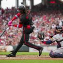 El dominicano Elly De La Cruz, de los Rojo de Cincinnati, consigue un doble en la segunda entrada del parido contra los Bravos de Atlanta en Cincinnati, el viernes 23 de junio de 2023. (AP Foto/Aaron Doster)