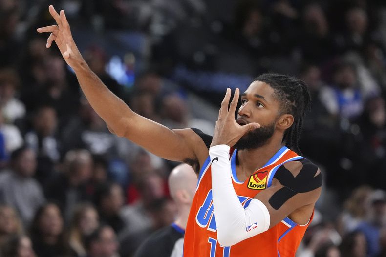 Isaiah Joe, del, Thunder de Oklahoma City, festeja tras acertar un triple en el partido ante los Clippers de Los Ángeles, el sábad 2 de noviembre de 2024 (AP Foto/Mark J. Terrill)