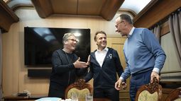El primer ministro de Reino Unido, Keir Starmer (izquierda), se reúne con el presidente de Francia, Emanuel Macron (centro), y el canciller de Alemania, Friedrich Merz, a bordo de un tren hacia la capital de Ucrania, Kiev, donde se reunirán con el presidente Volodymyr Zelenskyy, el 9 de mayo de 2025. (Stefan Rousseau/Pool Foto vía AP)