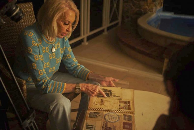 Esta imagen publicada por ViX muestra a la personalidad de televisión Laura Bozzo durante el rodaje del documental Laura Bozzo. (ViX via AP)