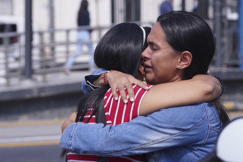 Familiares de reclusos se abrazan afuera de la Penitenciaría del Litoral en la ciudad costera de Guayaquil, Ecuador, el martes 12 de noviembre de 2024, donde una pelea entre reclusos ha dejado al menos más de una docena de muertos, dijeron las autoridades. (AP Foto/César Muñoz)