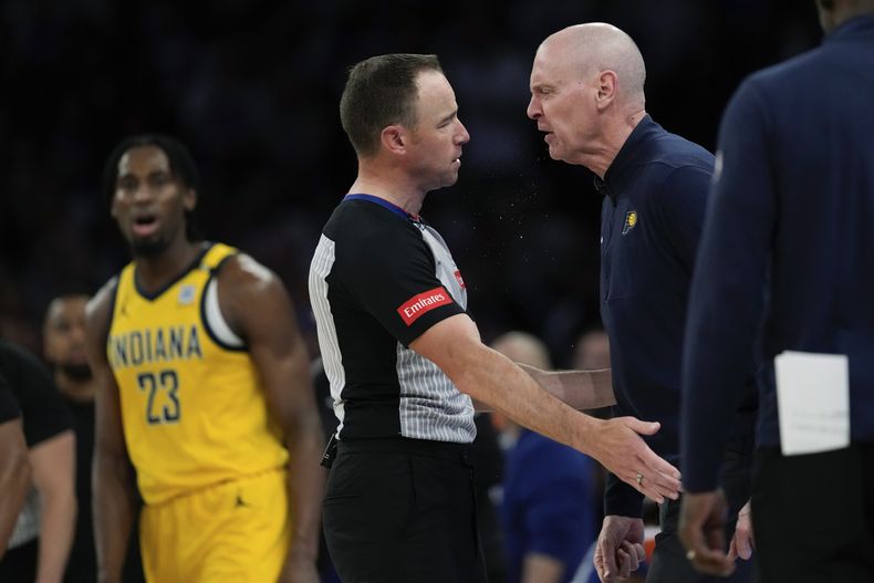 El entrenador de los Pacers de Indiana Rick Carlisle discute con el árbitro durante el juego 2 de las semifinales de la Conferencia Este ante los Knicks de Nueva York el miércoles 8 de mayo del 2024. (AP Foto/Frank Franklin II)