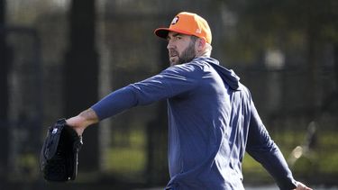 ARCHIVO - El lanzador de los Astros de Houston, Justin Verlander, lanza durante un entrenamiento de primavera de béisbol el 14 de febrero de 2024, en West Palm Beach, Florida. Verlander fue programado para hacer su segunda apertura de rehabilitación para Doble-A Corpus Christi el sábado 13 de abril por la noche. El tres veces ganador del premio Cy Young abrió la temporada en la lista de lesionados con inflamación en el hombro derecho. (AP Foto/Jeff Roberson, Archivo)