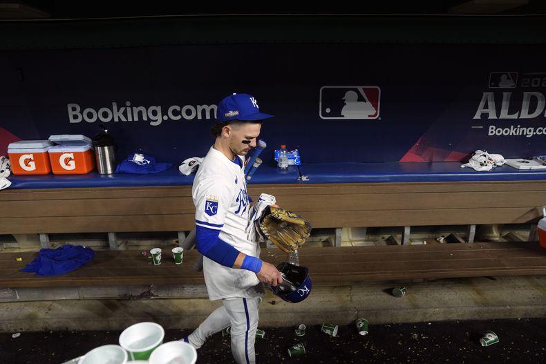 Bobby Witt Jr., de los Reales de Kansas City, se marcha de la cueva tras la eliminación ante los Yankees de Nueva York en la serie divisional de la Liga Americana, el jueves 10 de octubre de 2024 (AP Foto/Charlie Riedel)