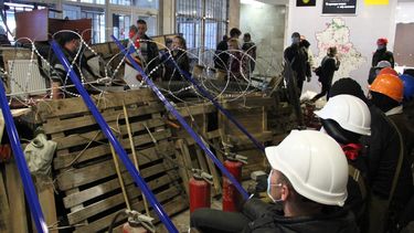 americateve | Activistas levantan una barricada en el edificio de la administraci&oacute;n en la ciudad ucraniana de Donetsk el lunes 7 de abril de 2014. Separatistas prorrusos tomaron edificios gubernamentales en ciudades como Donetsk y J&aacute;rkiv. (Foto de AP/Alex